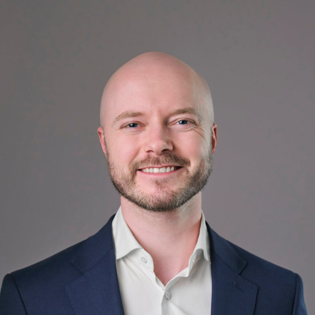 Professionele zakelijke portretfotografie van een man in formele kleding, gericht op zakelijk gebruik en branding.